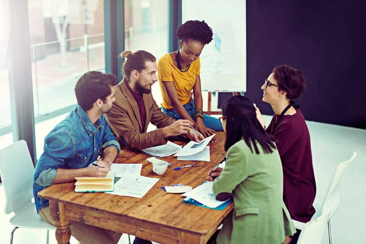 un-groupe-de-representants-des-employes-discutant-de-limportance-de-la-formation-continue-pour-le-developpement-professionnel