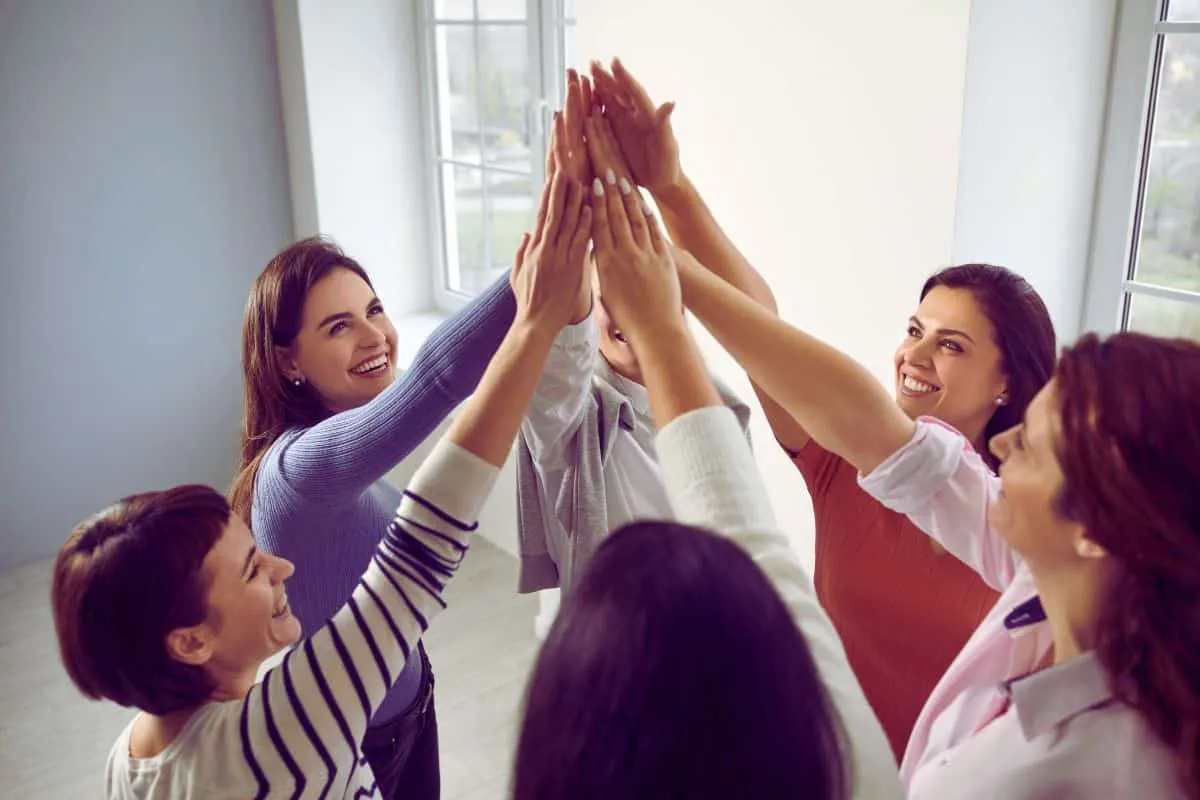 une-equipe-diversifiee-de-collegues-discute-de-maniere-collaborative-autour-dune-table-de-reunion-dans-un-bureau-moderne-illustrant-le-concept-de-la-democratie-en-entreprise-et-son-impact-pos