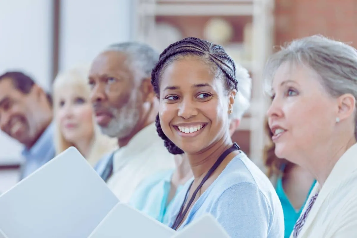 une-equipe-diversifiee-de-professionnels-en-formation-continue-discute-des-meilleures-pratiques-pour-renforcer-la-democratie-en-entreprise