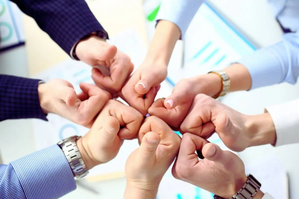 une-equipe-de-personnes-discutant-des-implications-financieres-de-leurs-decisions-sur-la-rentabilite-de-lentreprise
