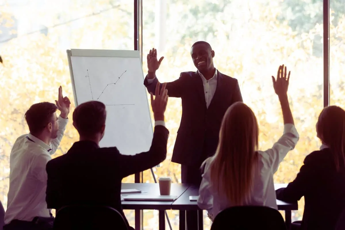 une-equipe-de-nouveaux-employes-se-reunit-pour-optimiser-leur-prise-de-decision-collective-lors-dune-reunion-de-travail