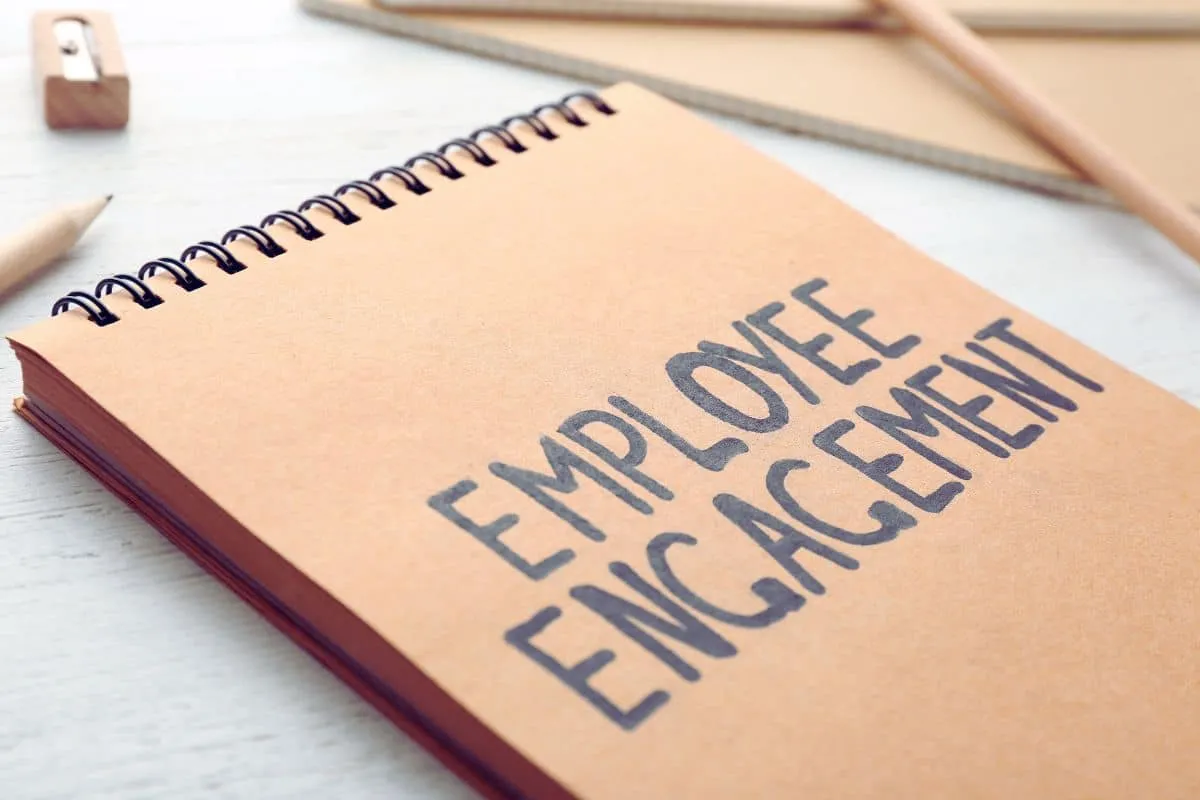 une-equipe-diversifiee-de-professionnels-en-formation-democratique-discute-des-strategies-pour-optimiser-lengagement-des-employes