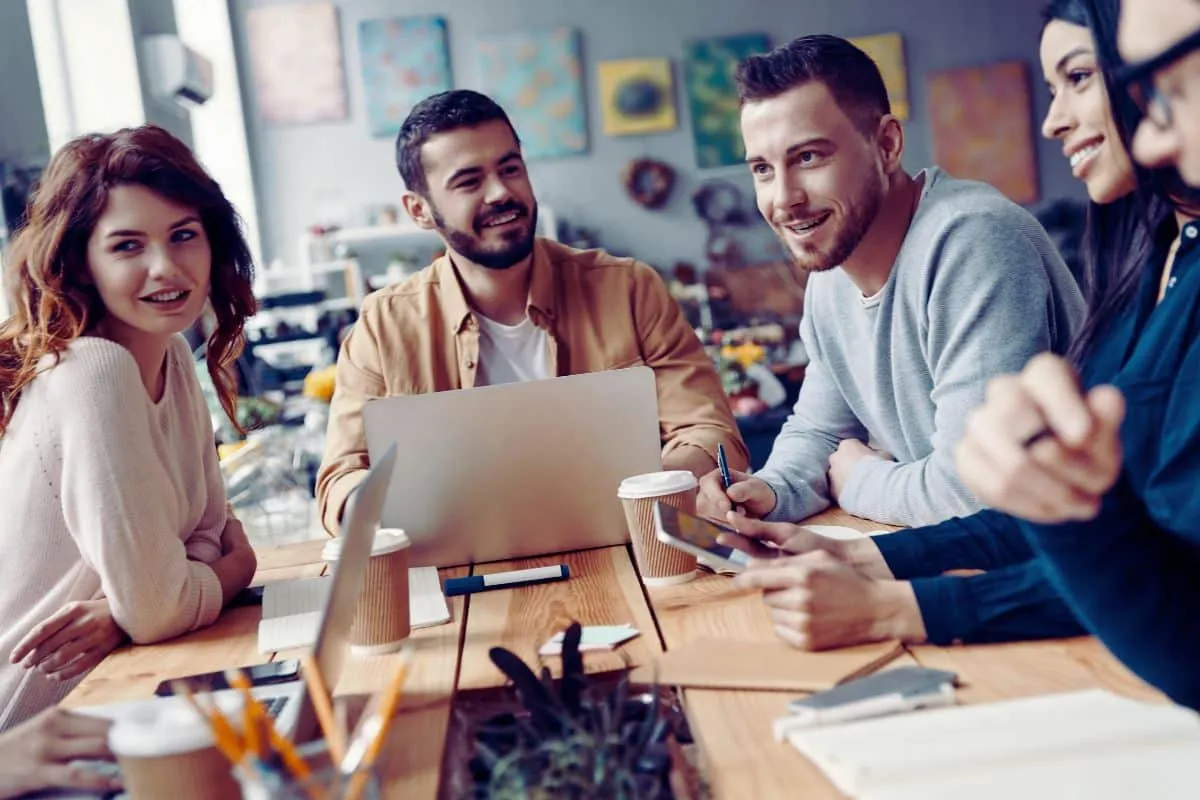une-equipe-demployes-travaillant-ensemble-sur-une-campagne-marketing-collaborative-partageant-des-idees-et-des-strategies-pour-atteindre-les-objectifs-fixes