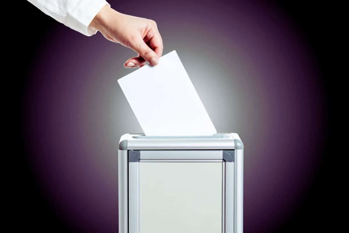 une-comparaison-des-pratiques-democratiques-dans-differents-secteurs-dactivite-comment-la-democratie-en-entreprise-varie-t-elle-selon-les-industries