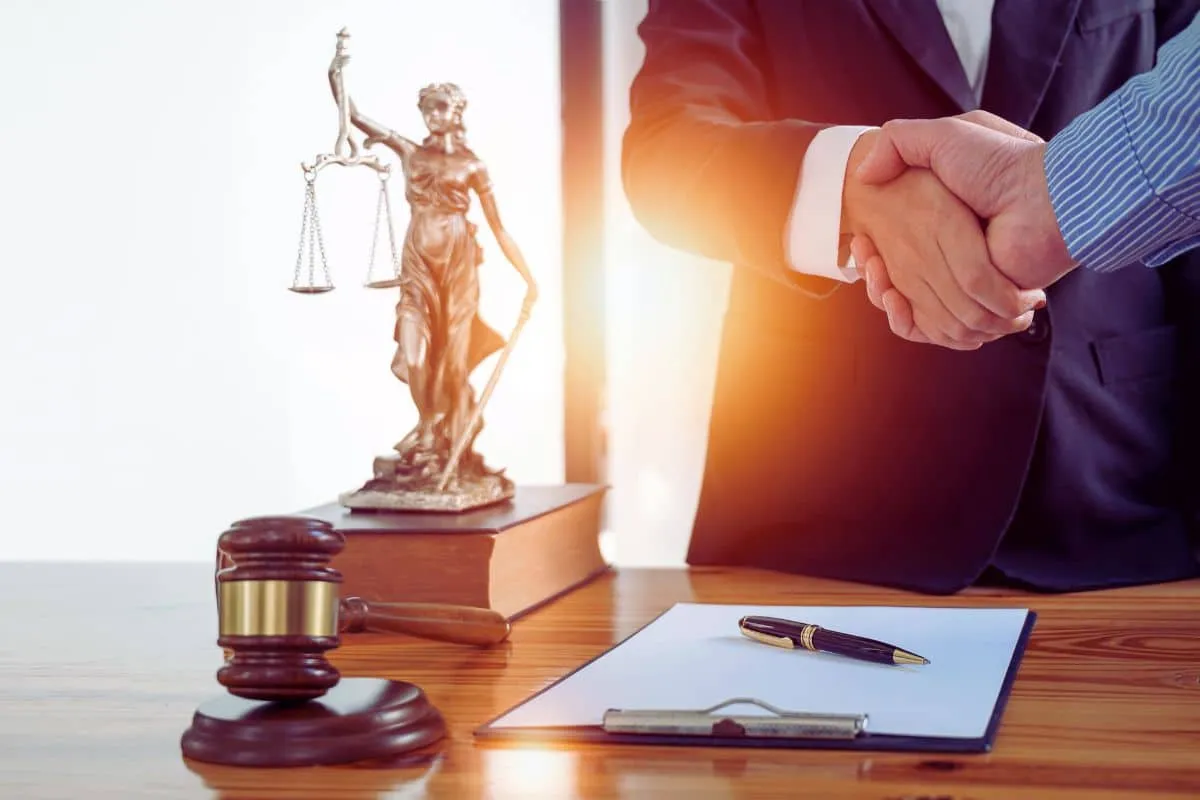 une-illustration-representant-un-groupe-de-travailleurs-discutant-autour-dune-table-symbolisant-la-democratie-en-entreprise-en-france-et-le-cadre-legal-qui-encadre-cette-pratique