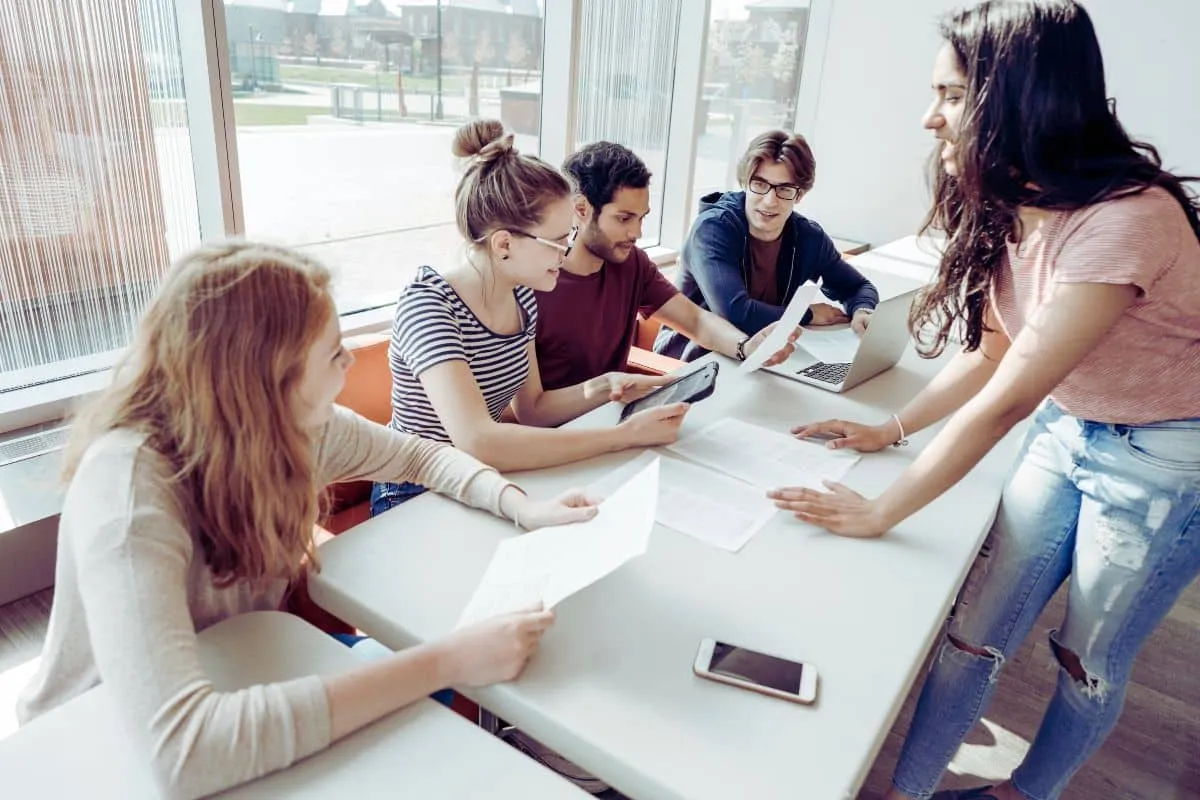 une-image-illustrant-un-groupe-de-jeunes-participants-engages-dans-un-programme-dechange-interne-discutant-et-collaborant-ensemble-pour-stimuler-la-citoyennete-active-au-sein-de-leur-communau
