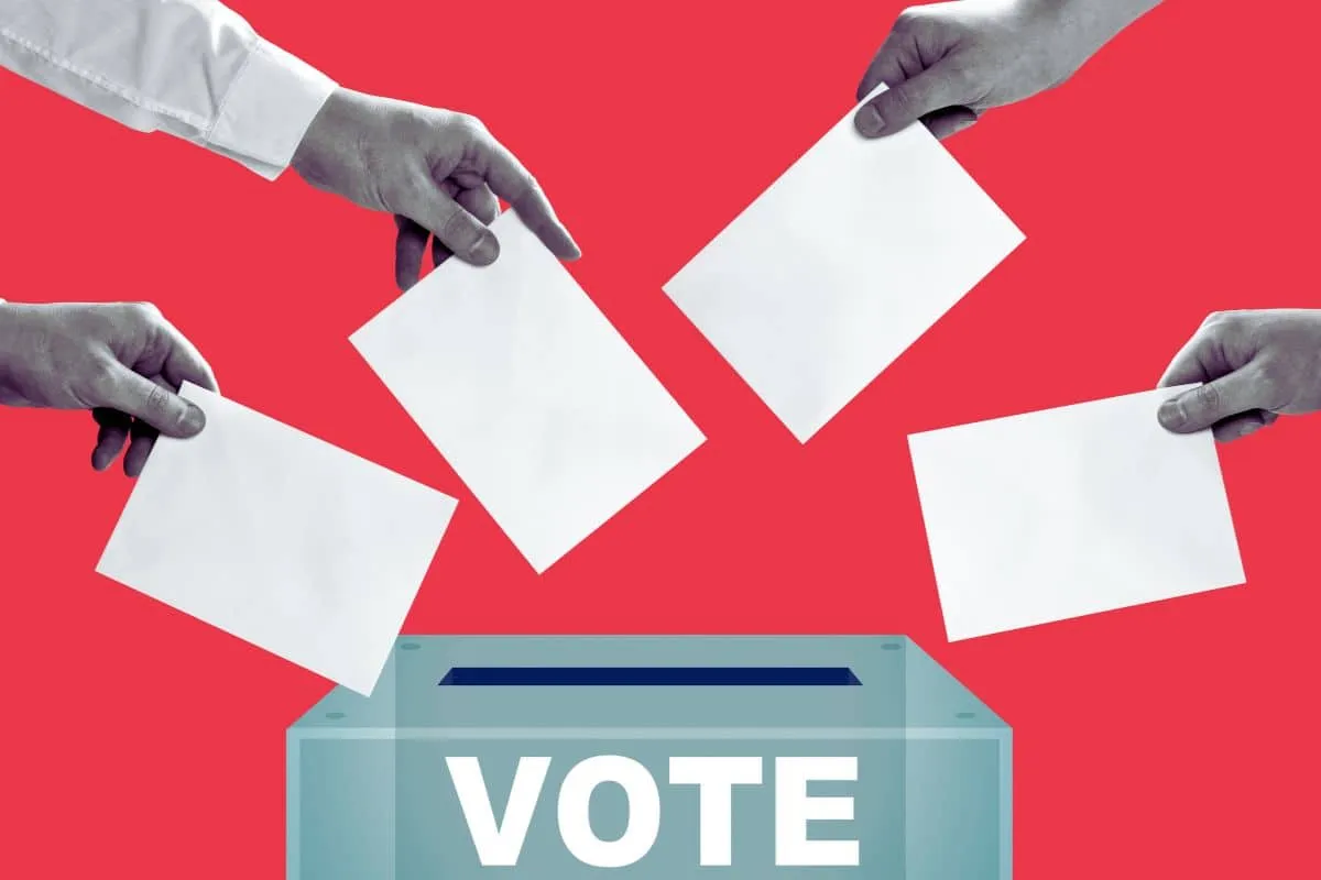 un-groupe-demployes-discutant-et-travaillant-ensemble-pour-renforcer-la-gouvernance-democratique-au-sein-de-leur-entreprise