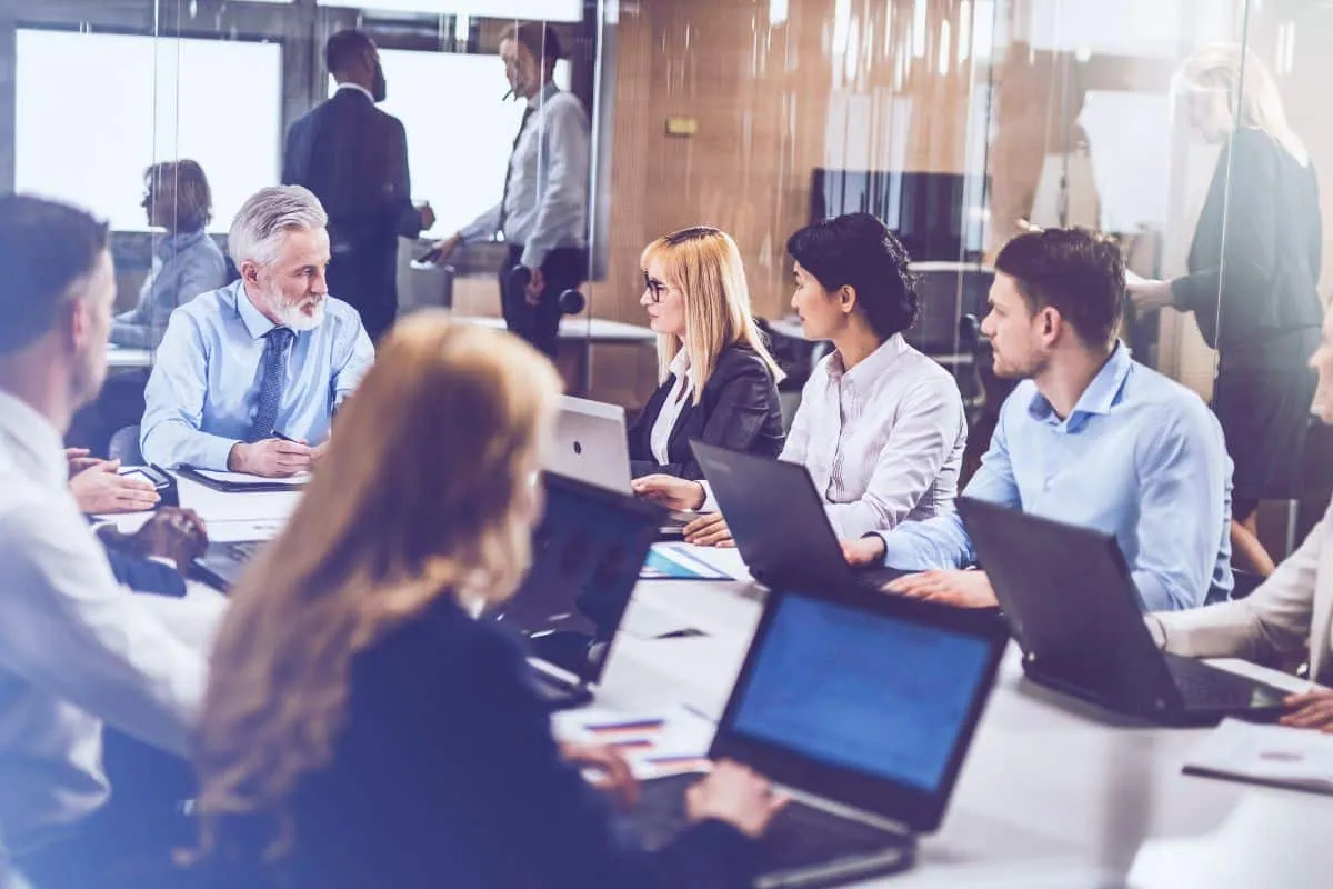 une-equipe-diversifiee-discute-des-rapports-financiers-dans-une-entreprise-a-gestion-democratique