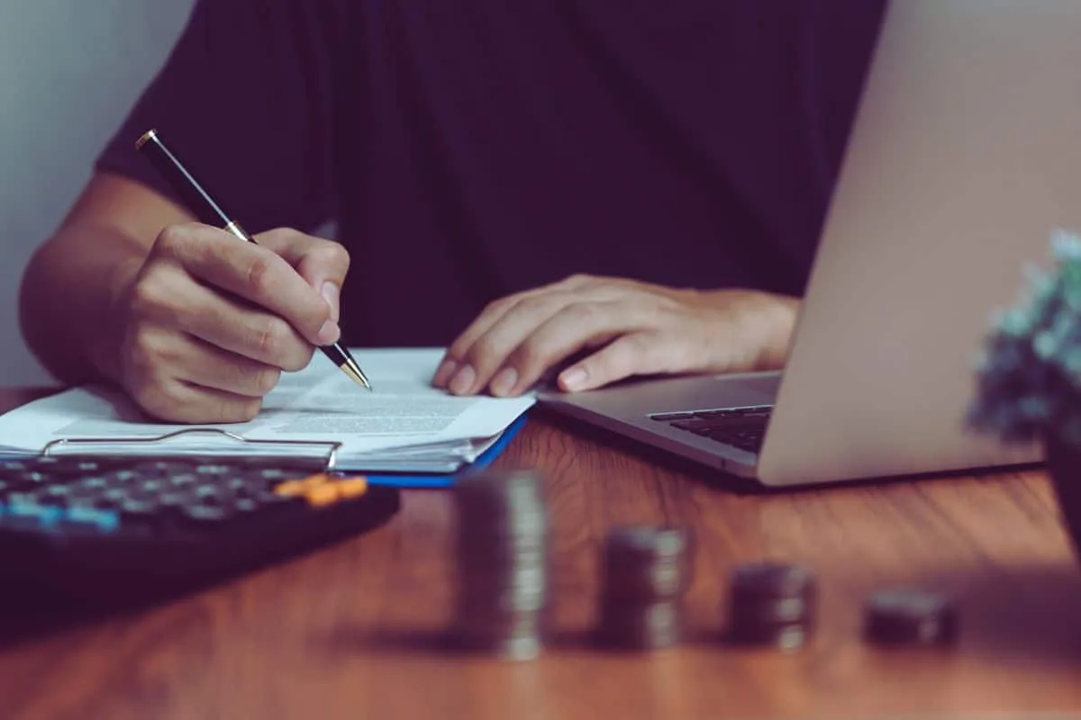 une-image-illustrant-le-financement-participatif-une-methode-democratique-de-collecte-de-fonds-montrant-un-groupe-de-personnes-diverses-contribuant-financierement-a-un-projet-commun-symbolisa