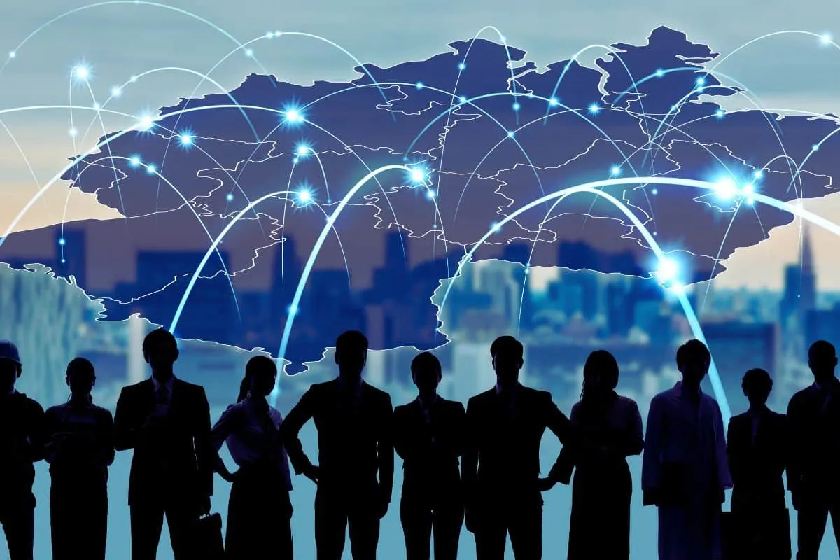 une-equipe-diversifiee-discute-de-la-gestion-democratique-des-reseaux-sociaux-en-entreprise