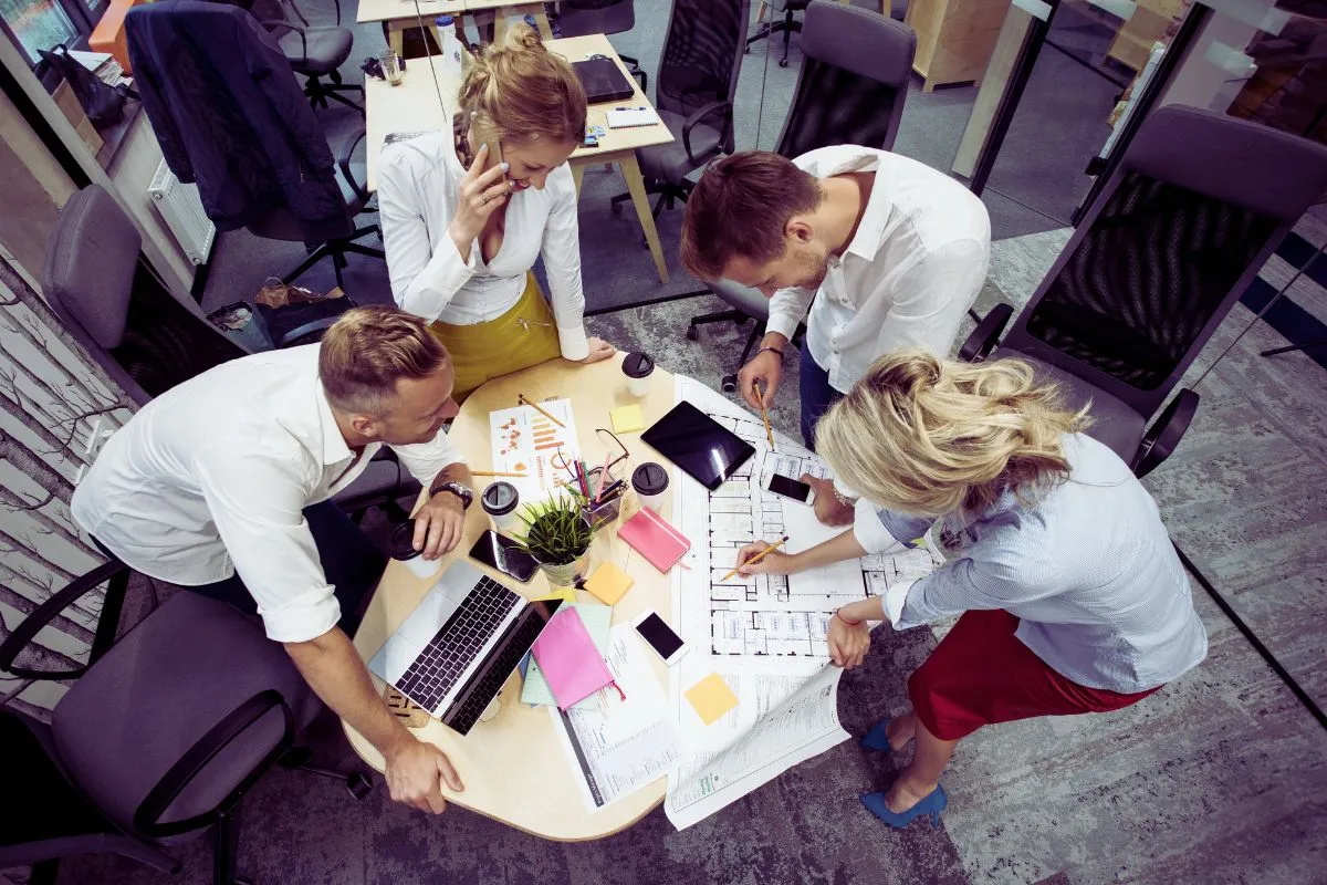 une-equipe-diversifiee-de-collaborateurs-travaillant-ensemble-sur-la-conception-de-nouveaux-produits-dans-un-esprit-de-co-creation-et-de-democratie-au-sein-de-lentreprise